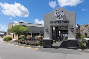 2 restaurants; breakfast, lunch, and dinner served