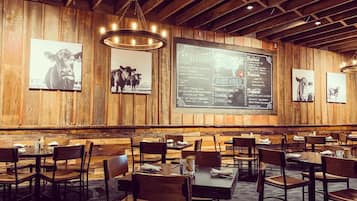2 restaurantes: opção de café da manhã, almoço e jantar