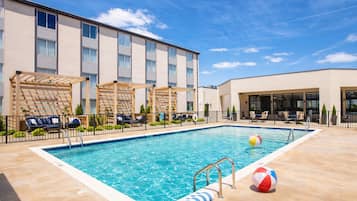 Una piscina al aire libre de temporada, camas de piscina gratis