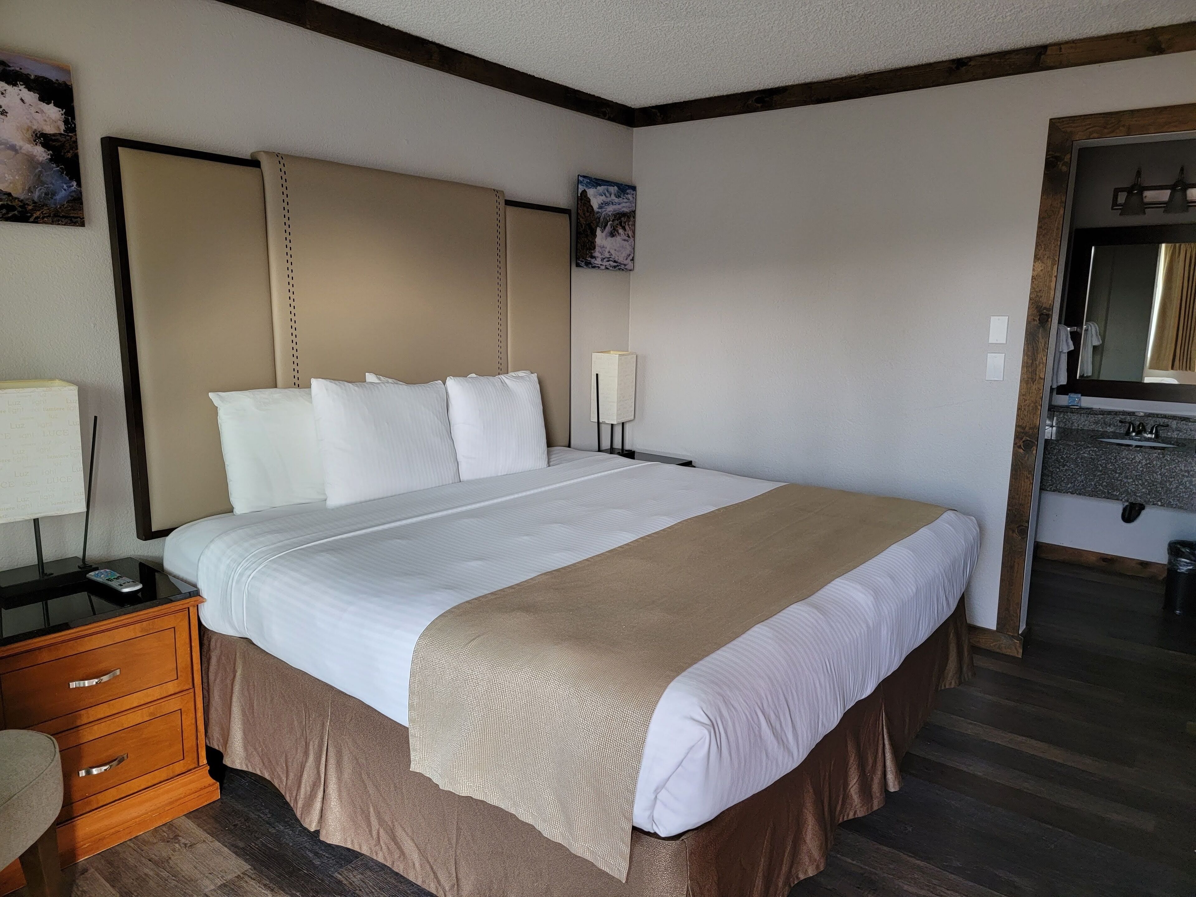 standard room, 1 king bed | hypo-allergenic bedding, iron/ironing board, free wifi, bed sheets