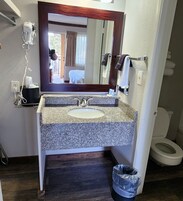 Bañera con ducha, secador de pelo, toallas