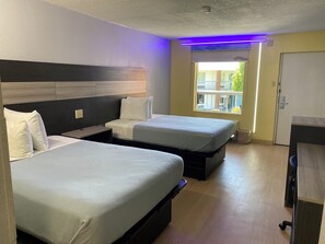 Escritorio, tabla de planchar con plancha, wifi gratis y ropa de cama 