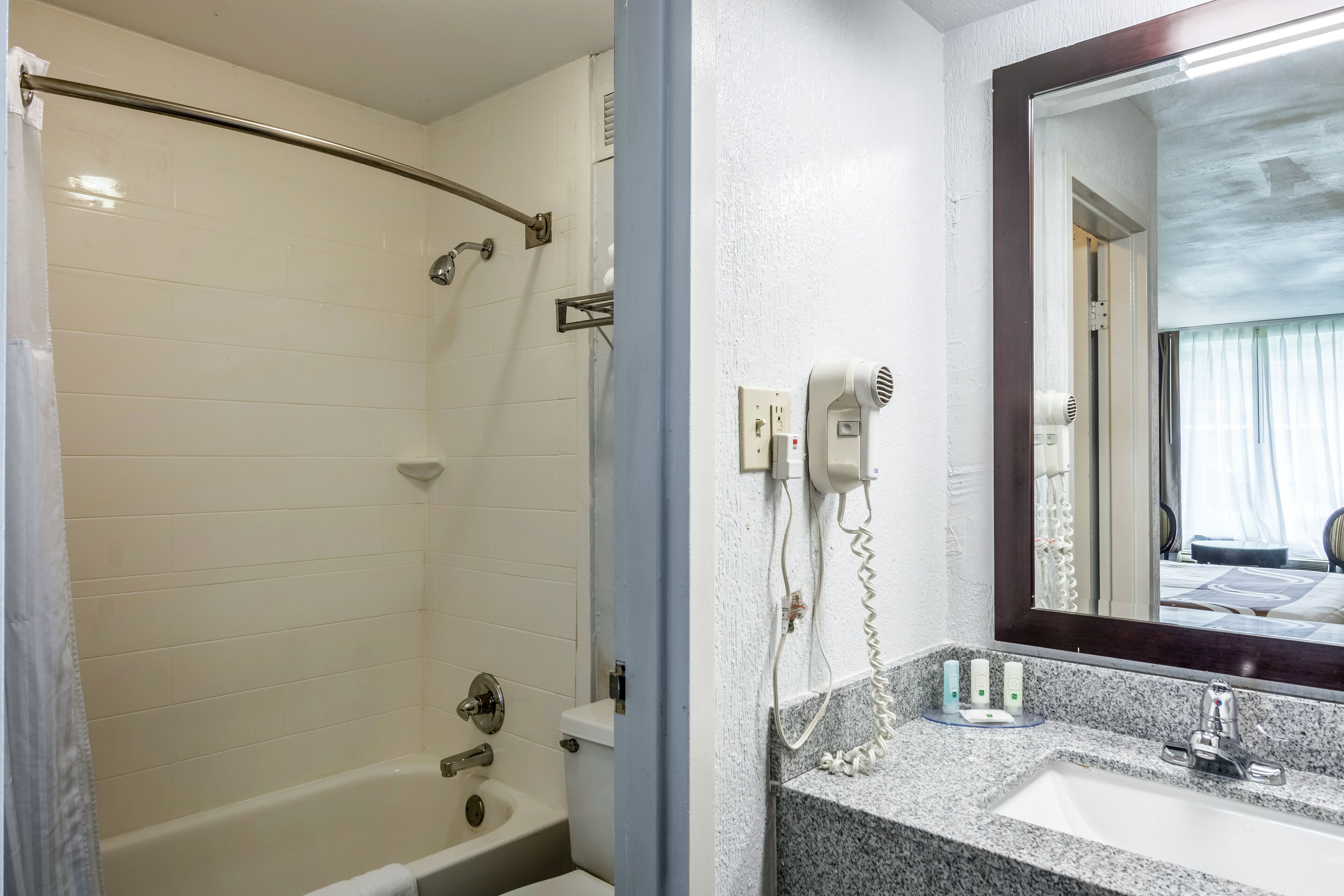 standard single room, 1 king bed, accessible, non smoking | bathroom | combined shower/bathtub, towels, soap, shampoo