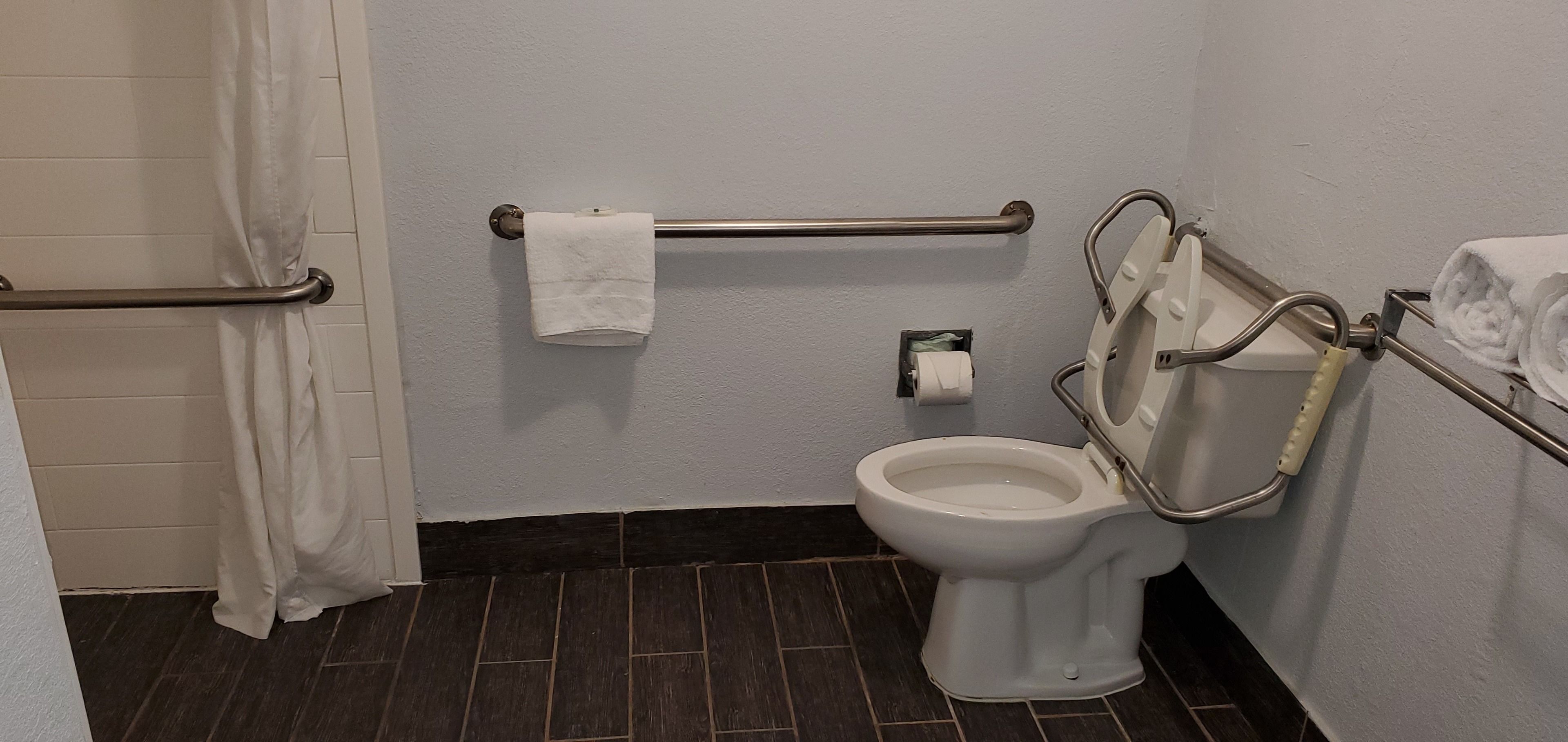 combined shower/bathtub, towels, soap, shampoo