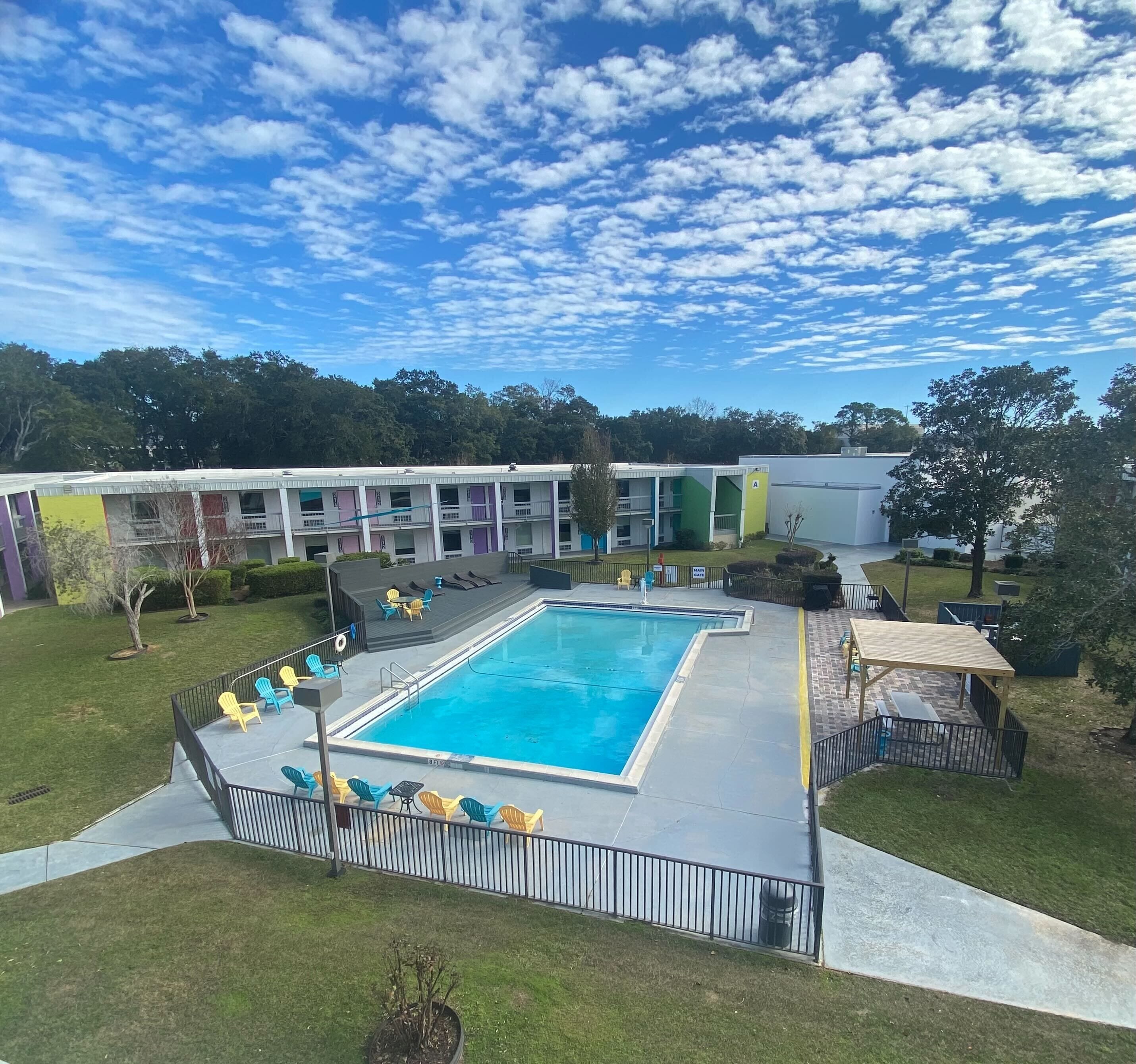 outdoor pool, open 9:00 am to 10:00 pm, pool loungers