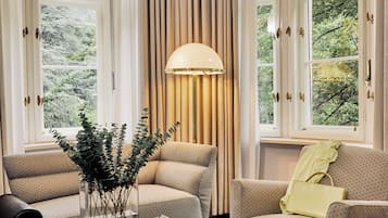 Suíte júnior | Roupas de cama antialérgicas, edredons de pluma, frigobar