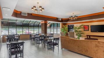 Desayuno de autoservicio incluido todos los días