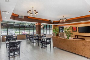 包含每日自助早餐