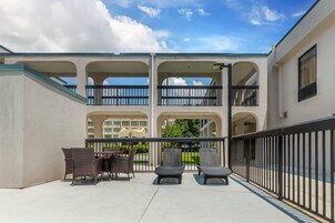 Una piscina al aire libre de temporada
