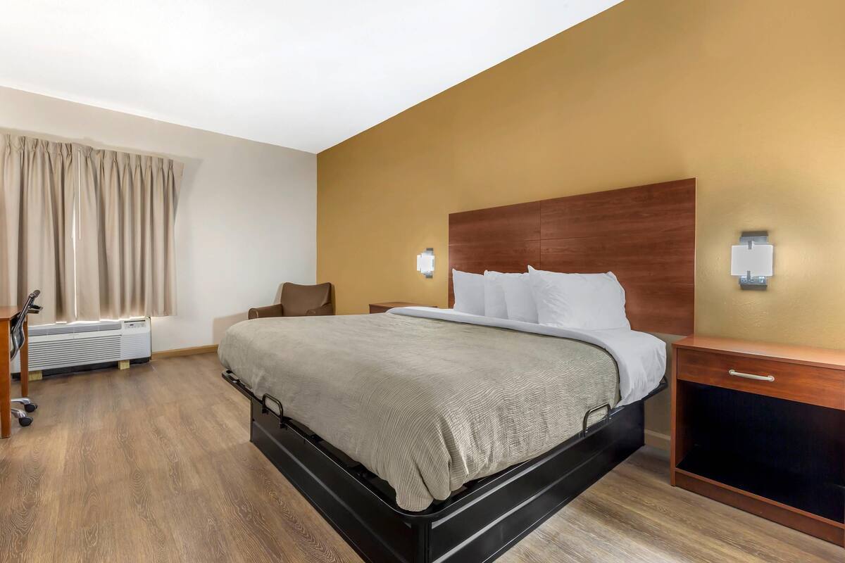 Standard Room, 1 King Bed, Non Smoking (Interior Corridor)