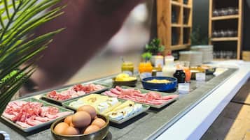 Petit déjeuner buffet (12.90 EUR par personne)