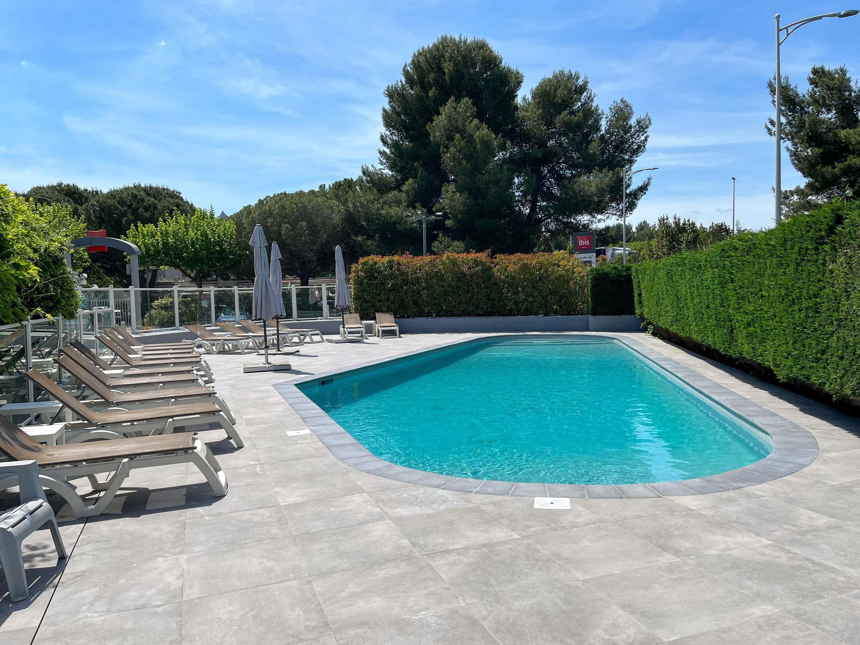 Piscine extérieure (ouverte en saison), parasols de plage