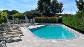 Piscine extérieure (ouverte en saison), parasols de plage