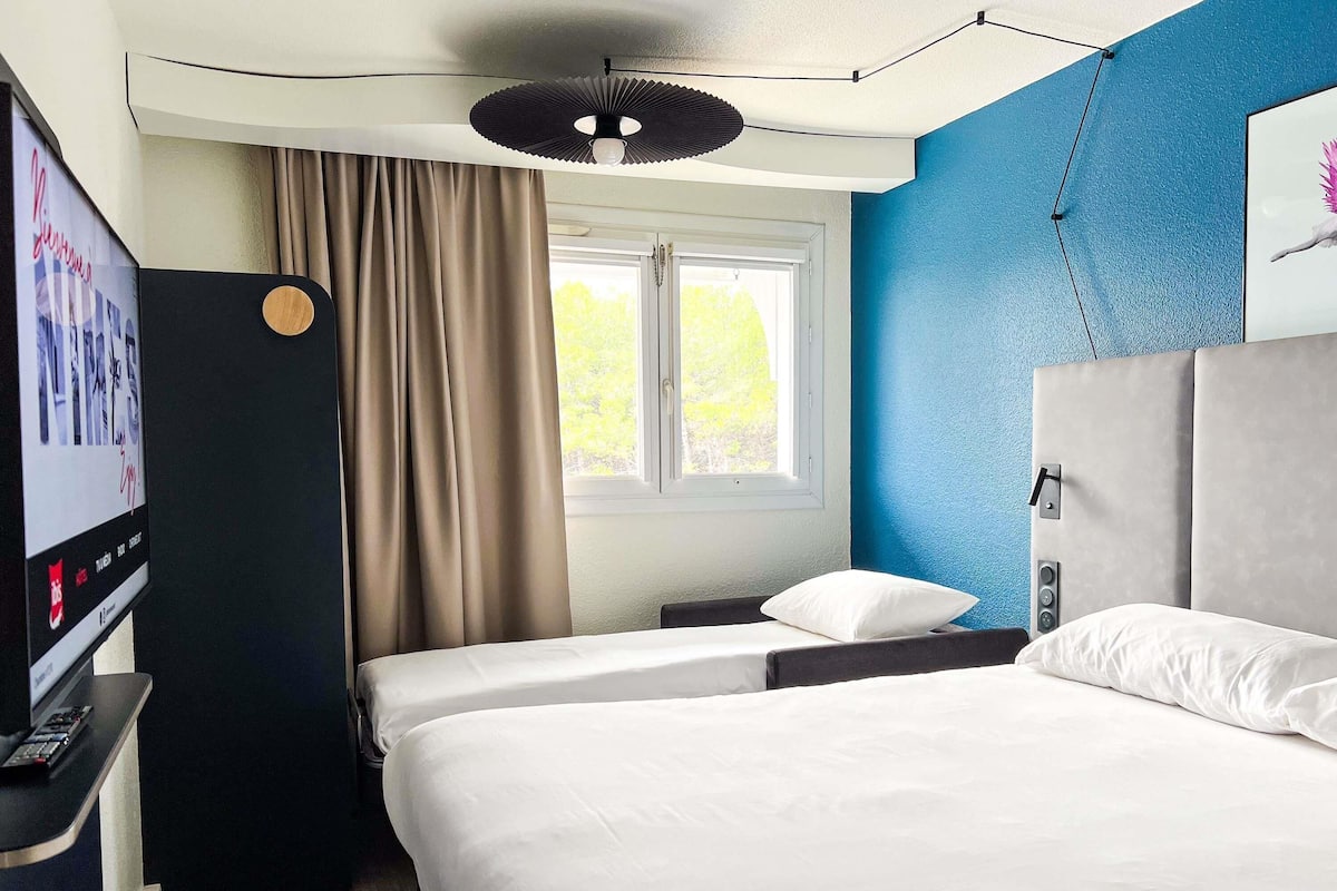 Room 1 double bed and 1 child bed under 12 years old | 1 hálószoba, prémium ágynemű, íróasztal és hangszigetelés