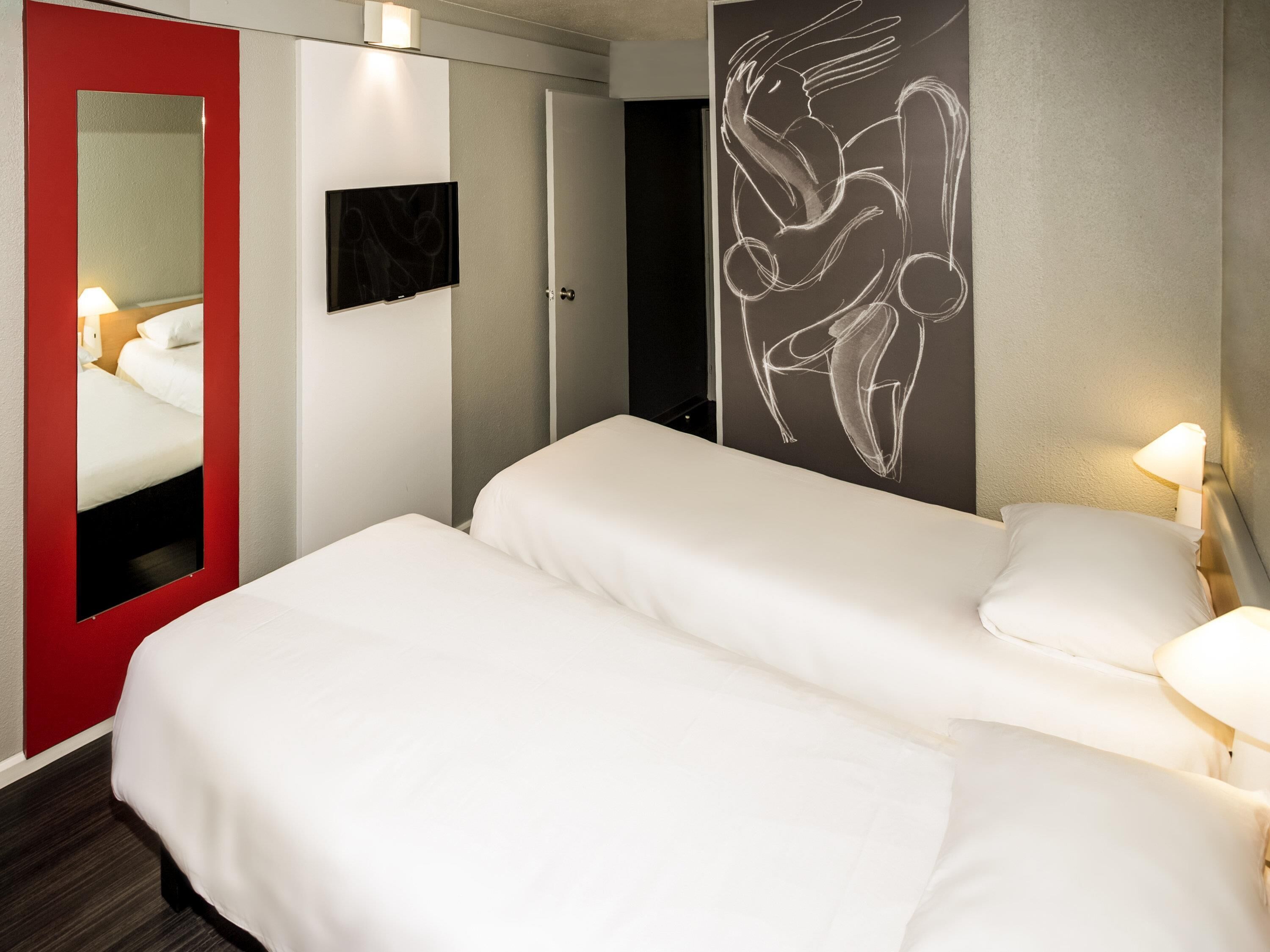 Standard Room, 2 Twin Beds | 1 bedroom, pillowtop beds, desk, laptop workspace
