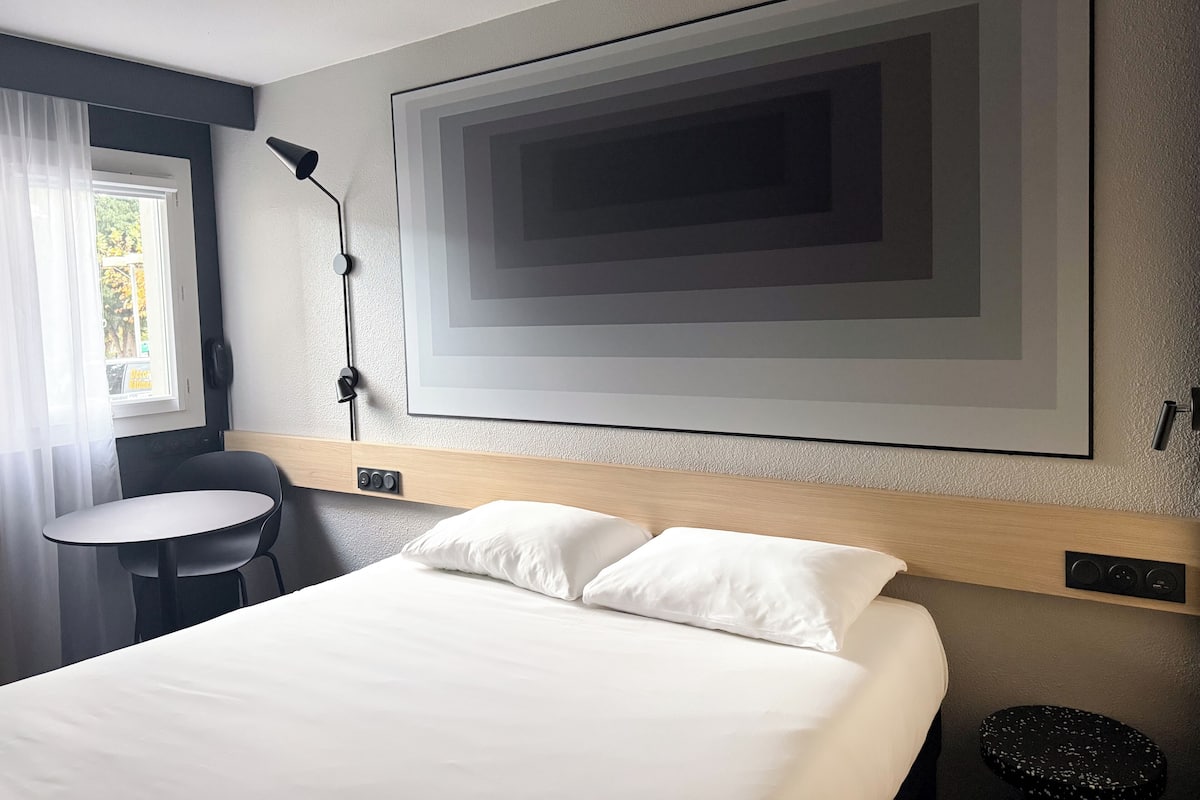 Standard szoba kétszemélyes ággyal, 1 kétszemélyes ágy | 1 hálószoba, prémium ágynemű, íróasztal és hangszigetelés