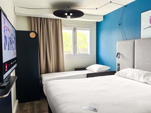 Room 1 double bed and 1 child bed under 12 years old | 1 bedroom, pillow-top beds, desk, laptop workspace - ibis Nimes Ouest (Nîmes)