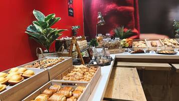 Petit déjeuner buffet (12.90 EUR par personne)