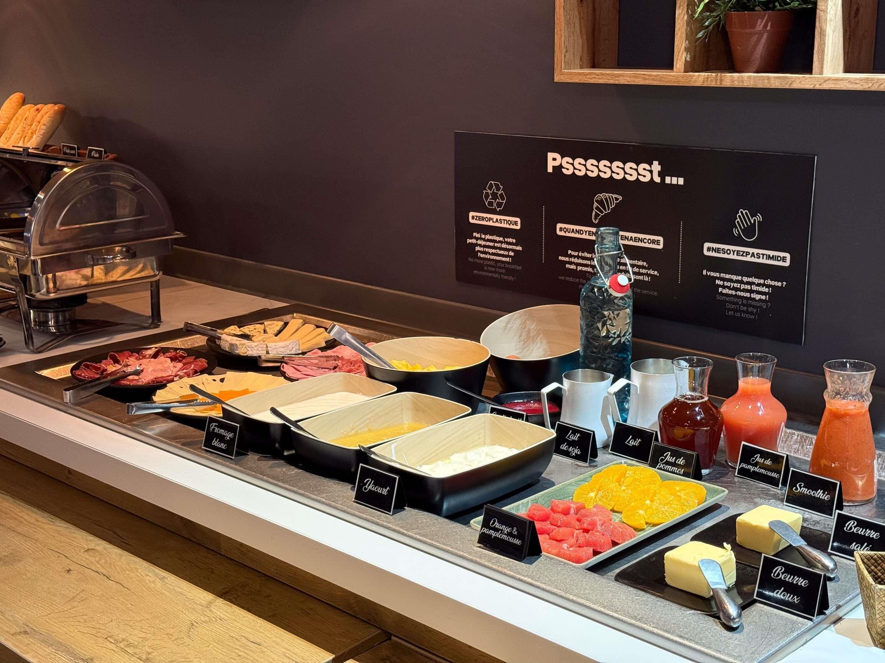 Petit déjeuner buffet (13.50 EUR par personne)