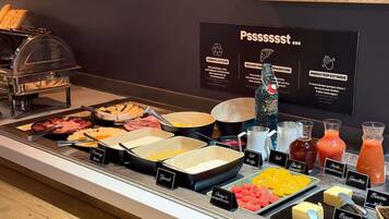 Frukostbuffé varje dag (EUR 12.90 per person)