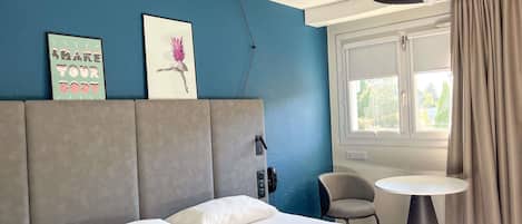 Standaard tweepersoonskamer, 1 tweepersoonsbed | 1 slaapkamer, pillowtop-bedden, een bureau, een laptopwerkplek