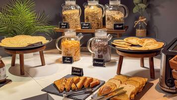 Petit déjeuner buffet (12.90 EUR par personne)