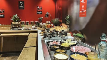 每日供應自助早餐 (每人 EUR12.90)