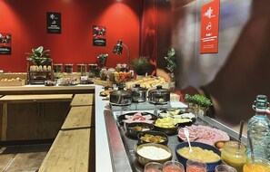 Frukostbuffé varje dag (EUR 12.90 per person)