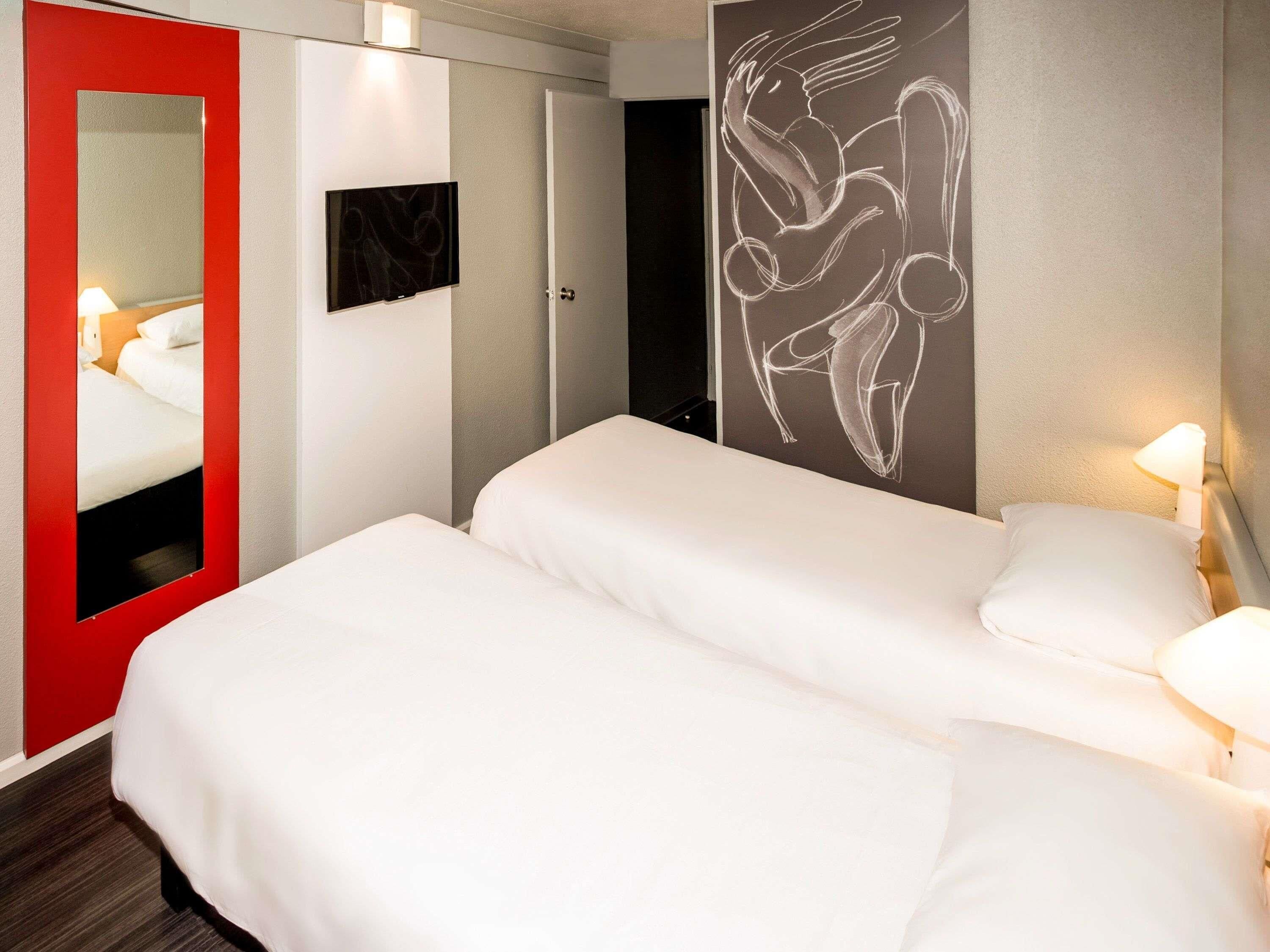 Standard Room, 2 Single Beds | 1 bedroom, premium bedding, desk, soundproofing