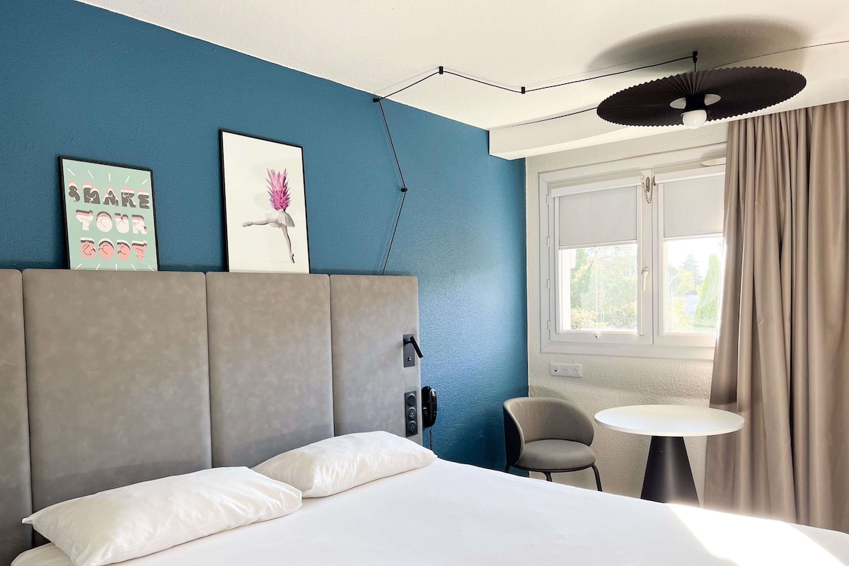 1 多间卧室、高档床上用品、办公桌、隔音