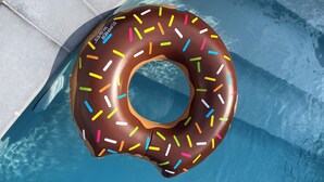 A chocolate donut float in a swimming pool. - ibis Nimes Ouest (Nîmes)