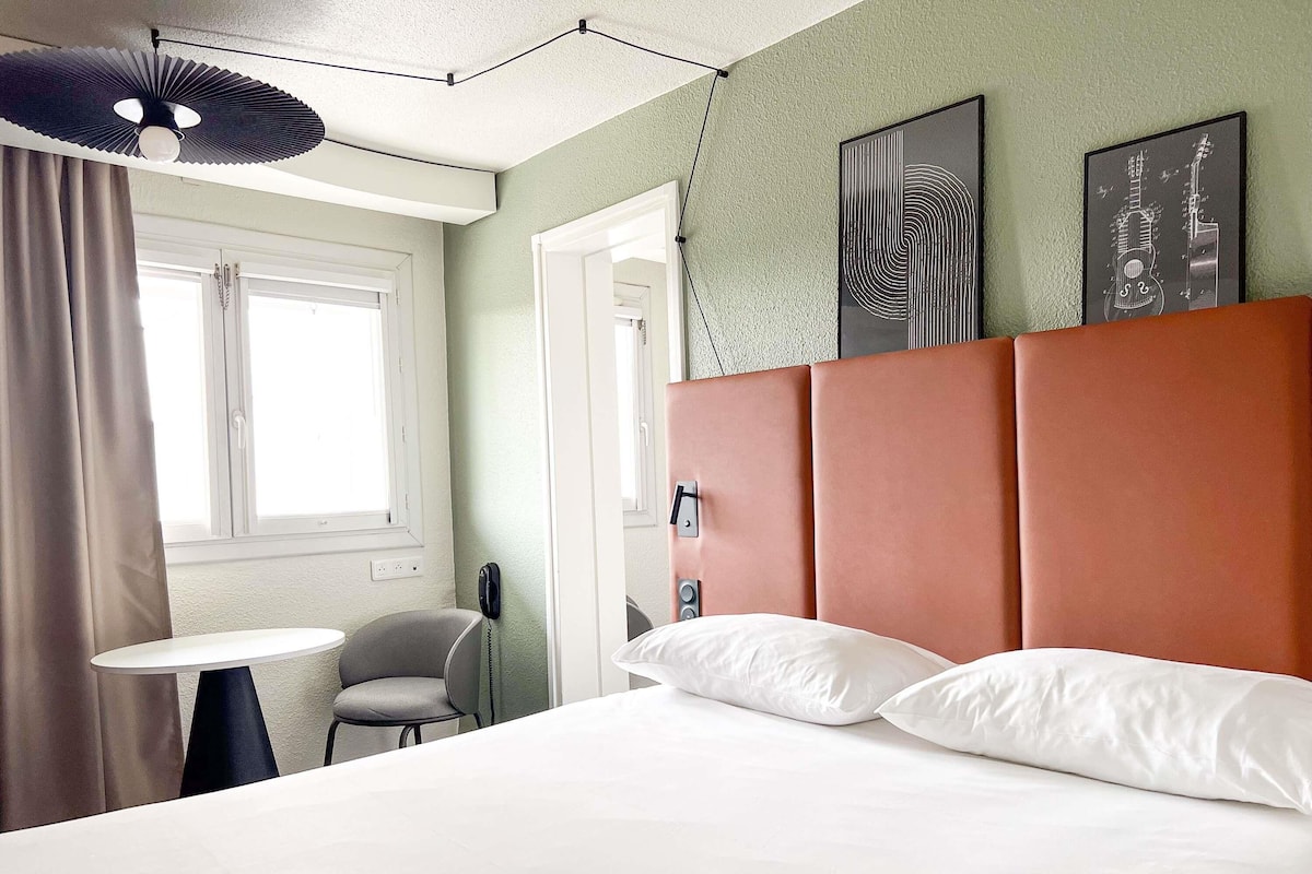 Standard Room, Multiple Beds | 1 bedroom, pillowtop beds, desk, laptop workspace