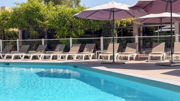 Piscine extérieure (ouverte en saison), parasols de plage
