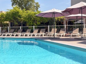 Piscine extérieure (ouverte en saison), parasols de plage