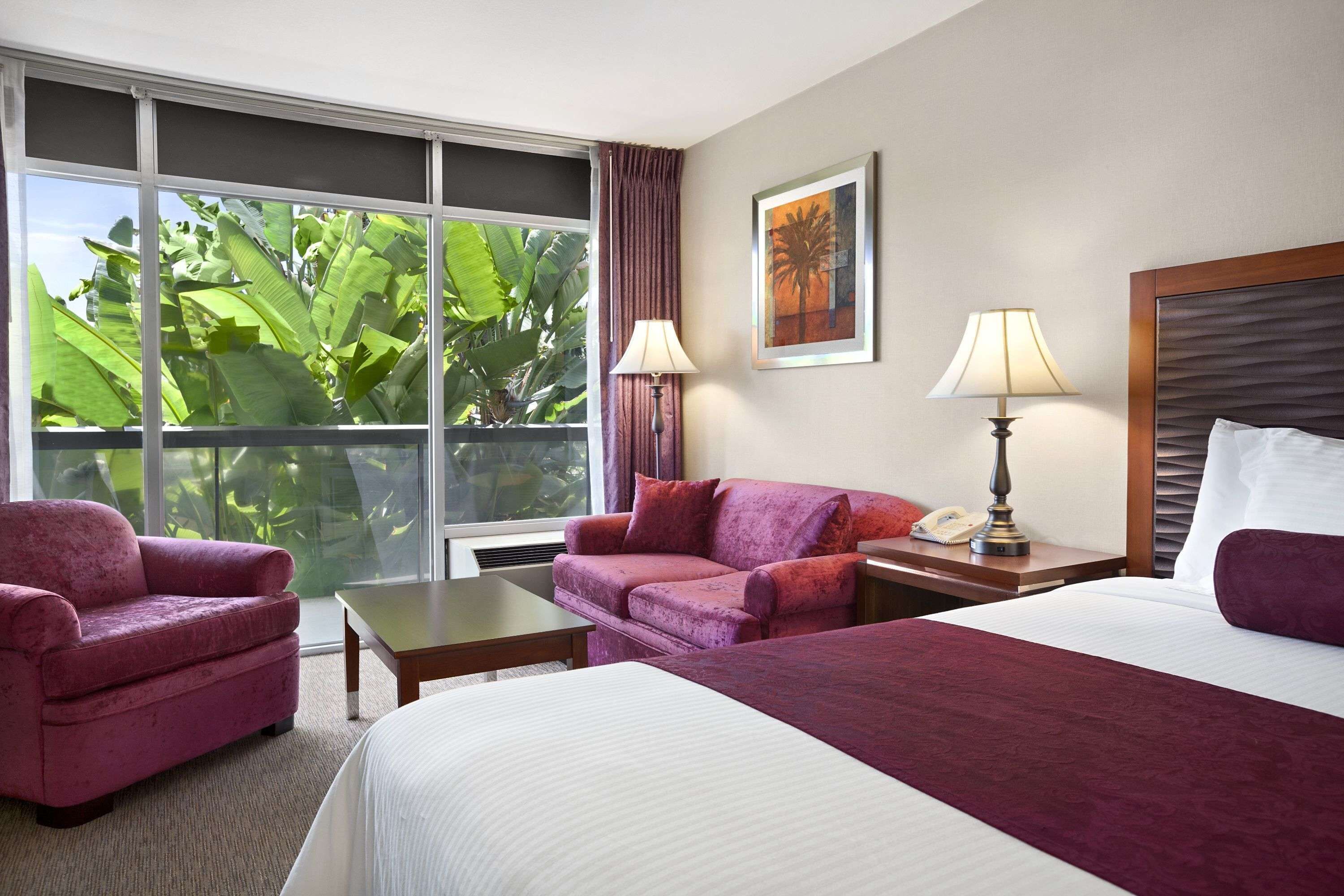 商務客房, 1 張特大雙人床, 非吸煙房 | 高級寢具、特厚豪華床墊、房內夾萬、書桌