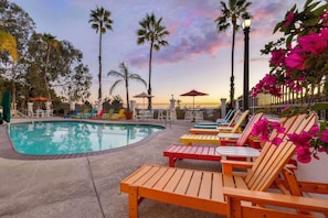 Outdoor pool, pool loungers - Best Western Plus Hacienda Hotel Old Town (San Diego)
