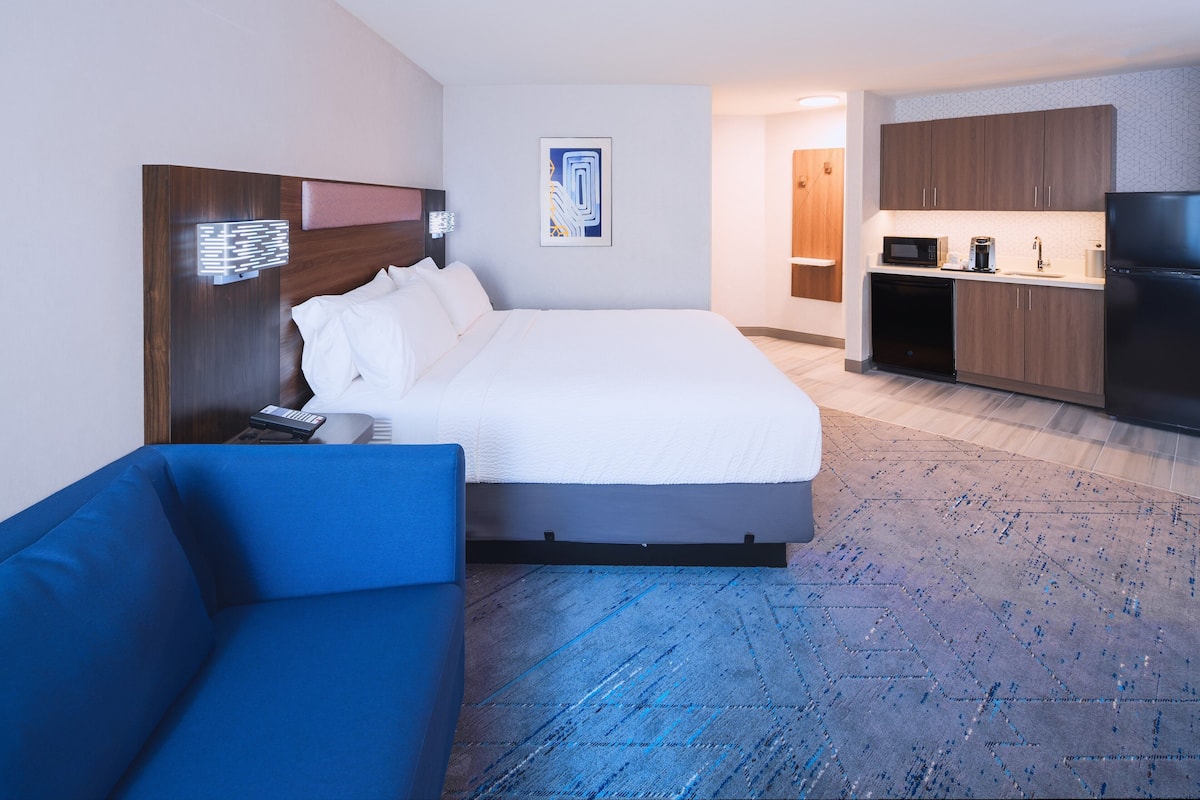 Hypo-allergenic bedding, in-room safe, desk, laptop workspace