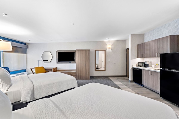 Hypo-allergenic bedding, in-room safe, desk, laptop workspace