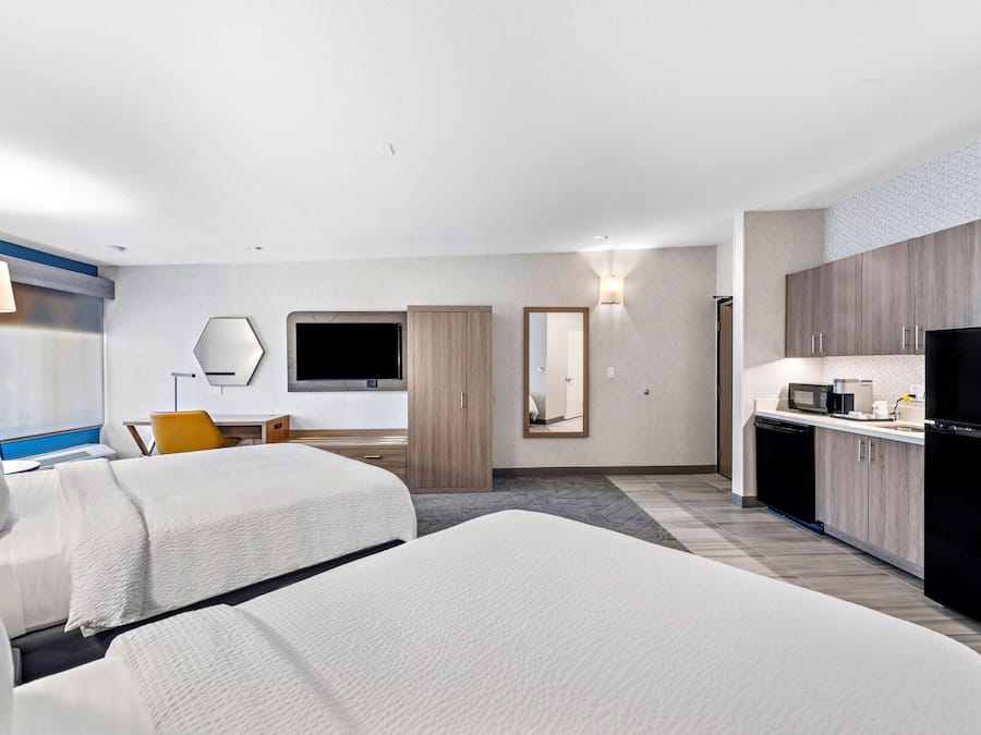 Hypo-allergenic bedding, in-room safe, desk, laptop workspace