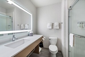 Een douche, gratis toiletartikelen, een haardroger, handdoeken