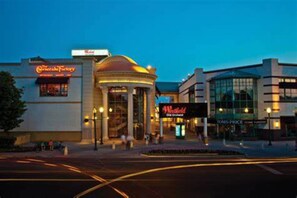 A building with a large glass facade and a dome structure. - Holiday Inn & Suites Chicago North Shore (Skokie) by IHG (Skokie)