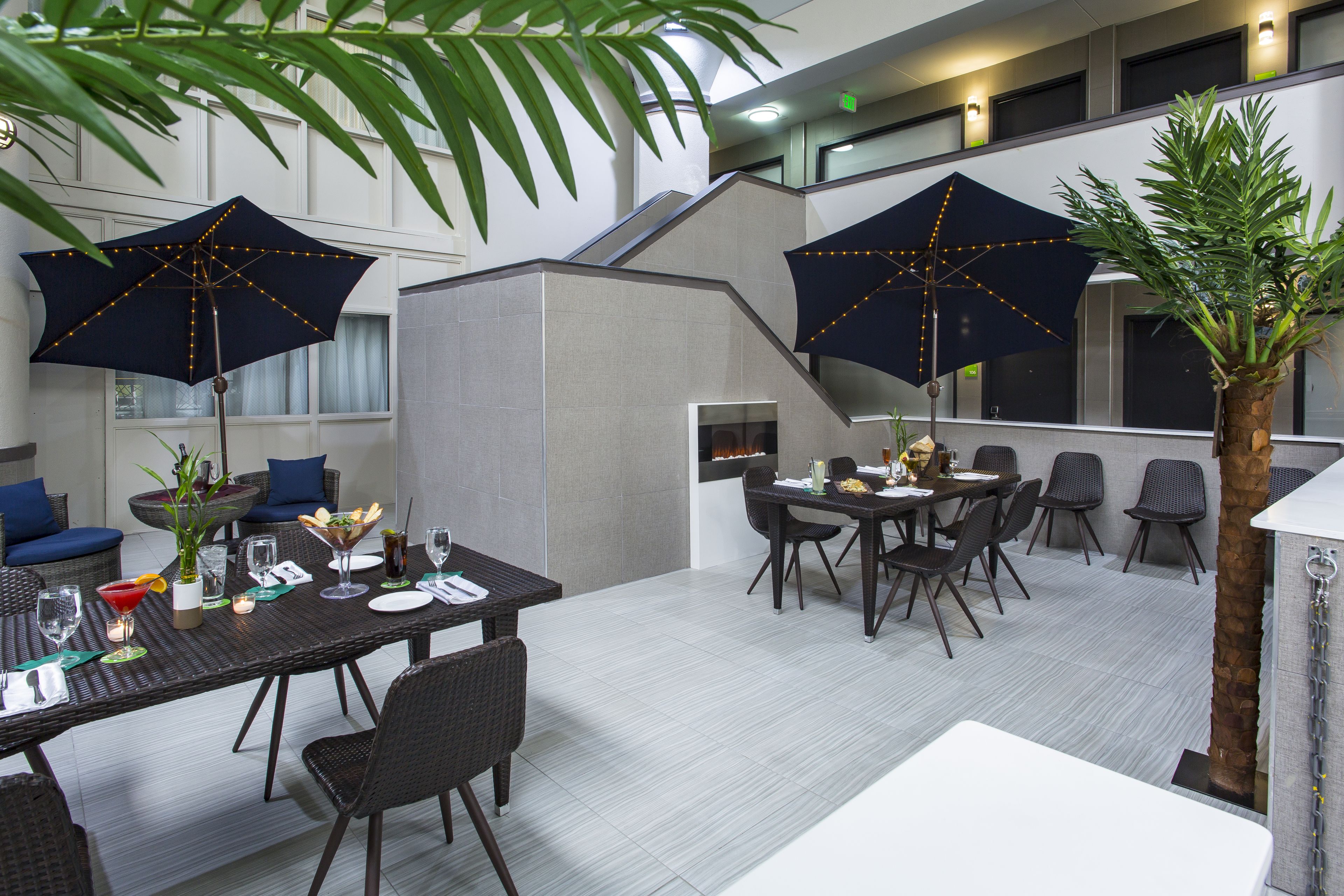 Phục vụ bữa sáng, bữa trưa và bữa tối 