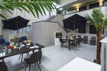 Breakfast, lunch and dinner served