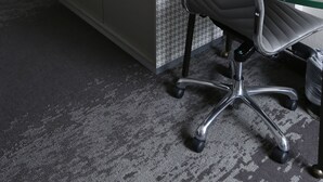 Une chambre d’hôtel équipée d’un bureau, d’une chaise, d’une télévision et d’une lampe.
