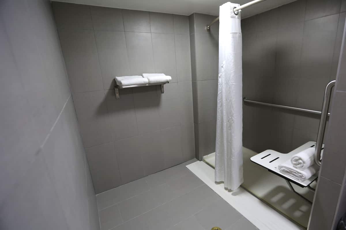 Habitación estándar, 1 cama Queen size, con acceso para personas discapacitadas (Roll-In Shower) | Baño | Tina con regadera, secadora de cabello, toallas