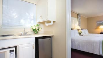 Deluxe Room, Kitchen | Private kitchenette