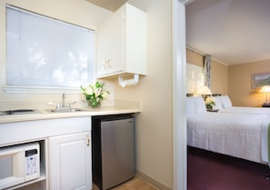 Deluxe Room, Kitchen | Private kitchenette | Fridge, coffee/tea maker