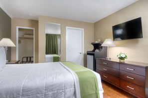 Deluxe Room, 1 Queen Bed | In-room safe, blackout drapes, iron/ironing board, cribs/infant beds