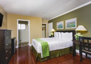 خزنة داخل الغرفة وستائر تعتيم ومكواة/لوح كي وأسرّة أطفال/رضّع