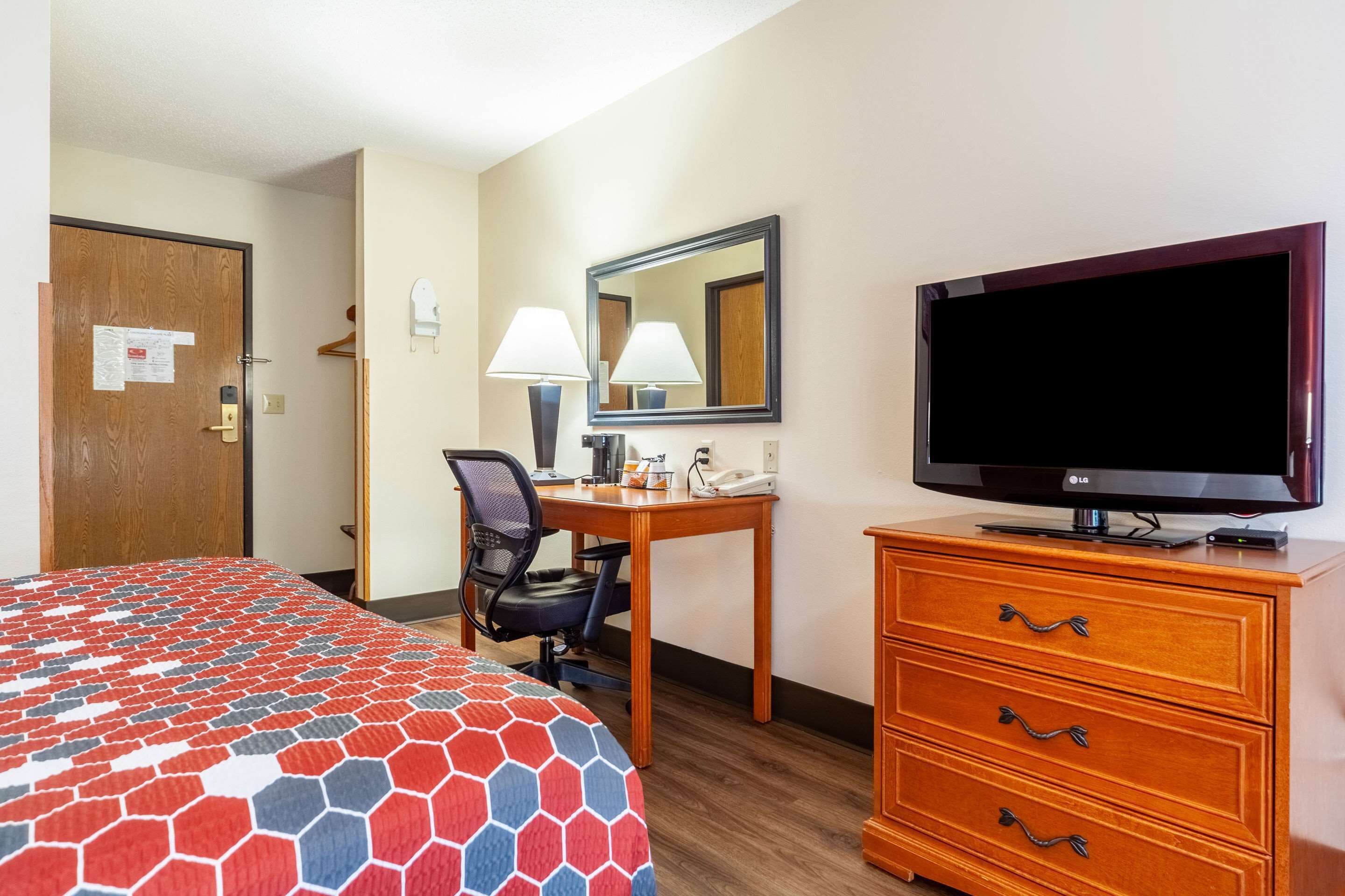 standard room, 1 queen bed, non smoking | desk, blackout curtains, iron/ironing board, rollaway beds